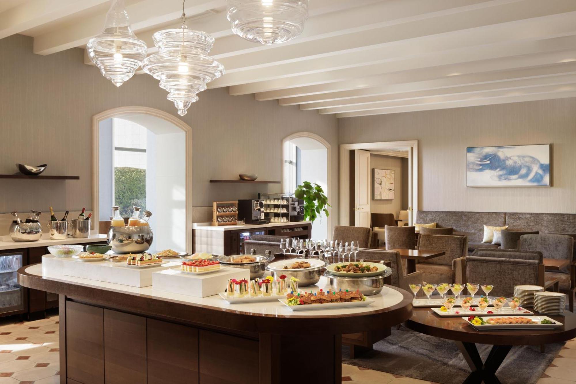 Premier Floor Deluxe Suite Grand King Rainbow Bridge Side Non-Smoking