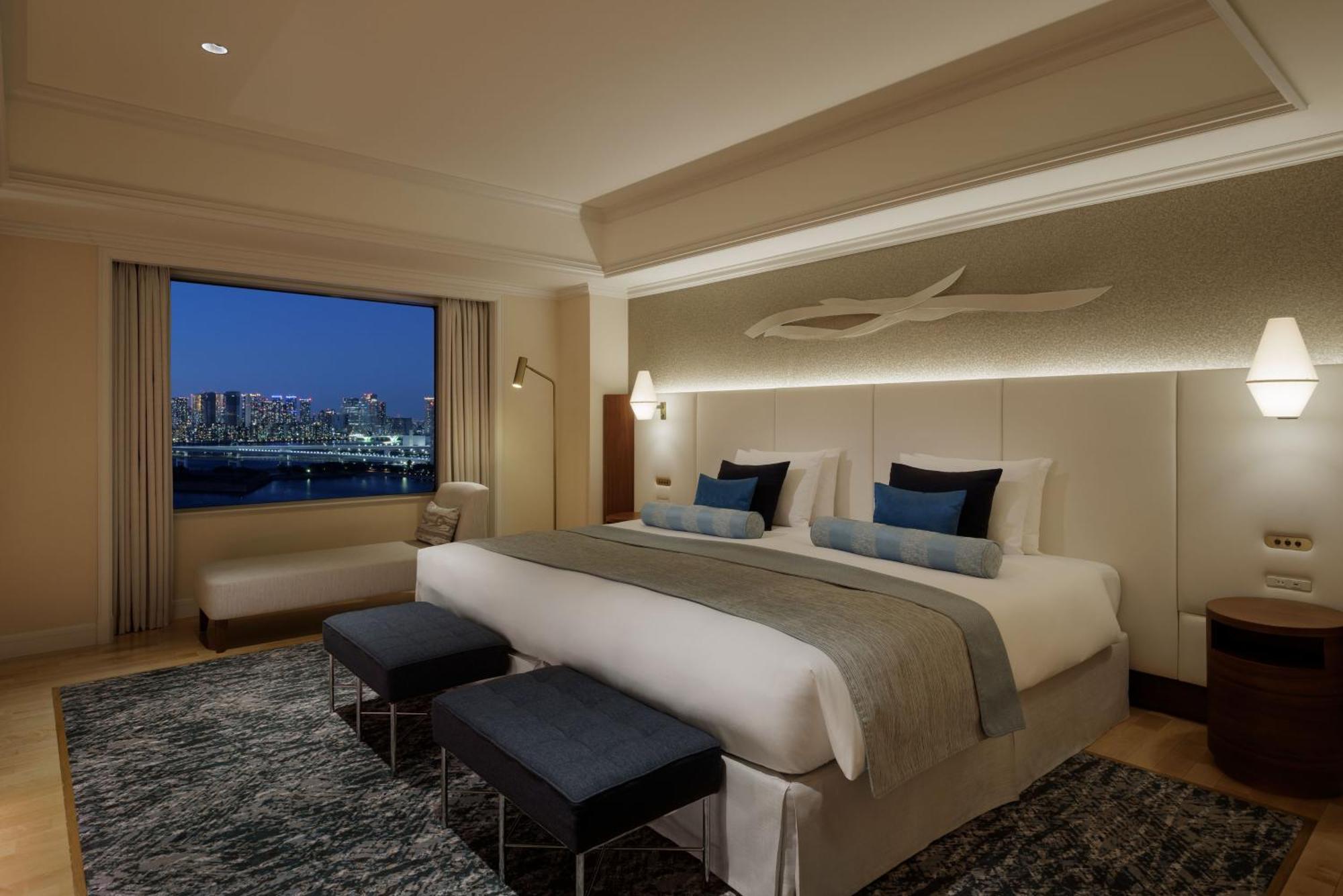 Premier Floor Deluxe Suite Grand King Rainbow Bridge Side Non-Smoking